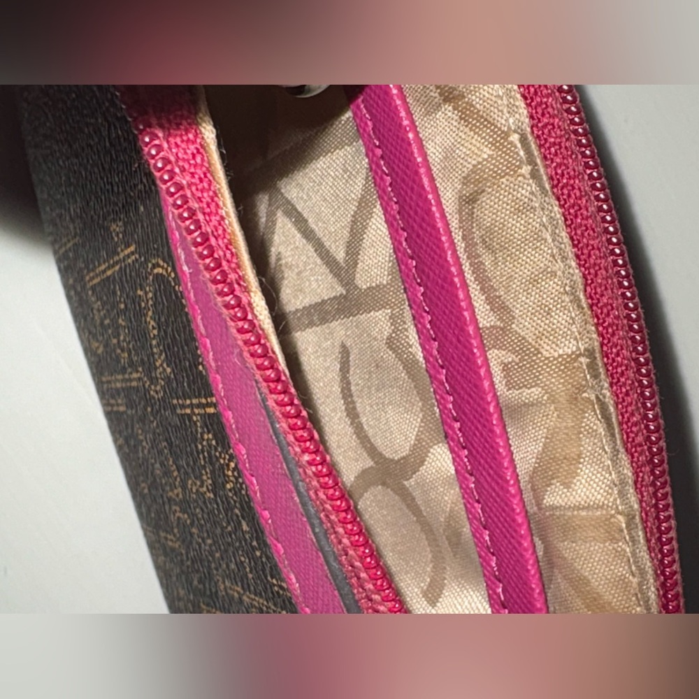 Calvin Klein | Pink & Brown Mongram Wristlet 🤎 - Picture 8 of 11